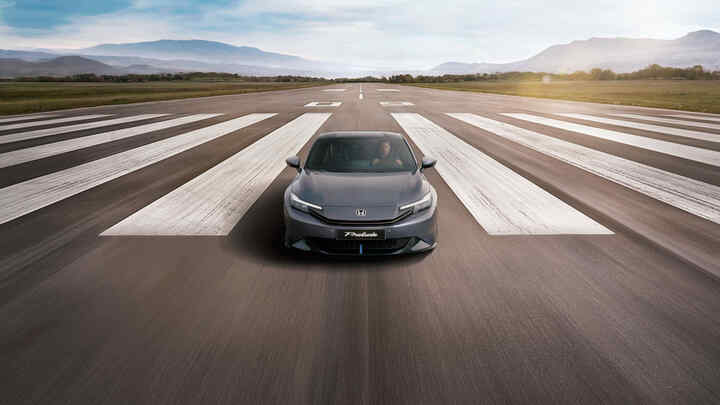 Der Fahrer genießt den Innenraum des Honda Prelude Hybrid mit digitalem Cockpit und fortschrittlichem Infotainment.