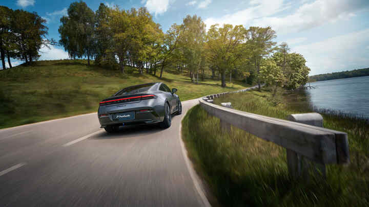 Rückansicht eines Honda Prelude auf einer Autobahn, die an einem See vorbeiführt.