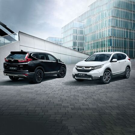 Zwei vor Bürogebäuden geparkte Honda CR-V