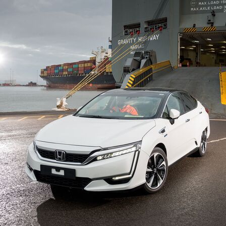 Honda Clarity FCV beim Verlassen eines Schiffs, 3/4-Frontansicht.