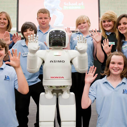 Asimo und Schüler an der Honda School of Dreams