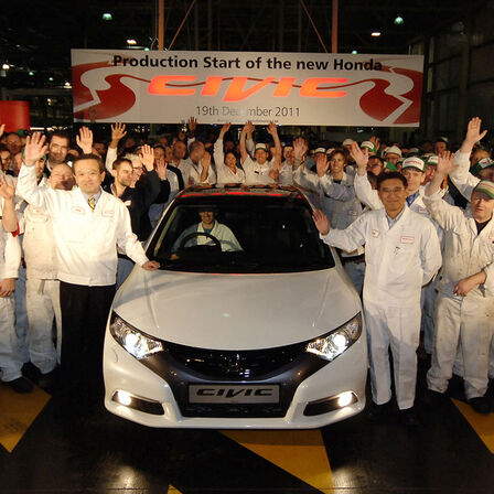 Vorderansicht eines Honda Civic 5 Door mit Arbeitern.