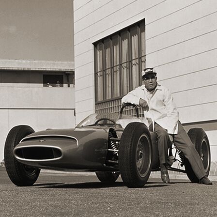 Archivaufnahme von Soichiro Honda mit dem ersten Formel-1-Fahrzeug.