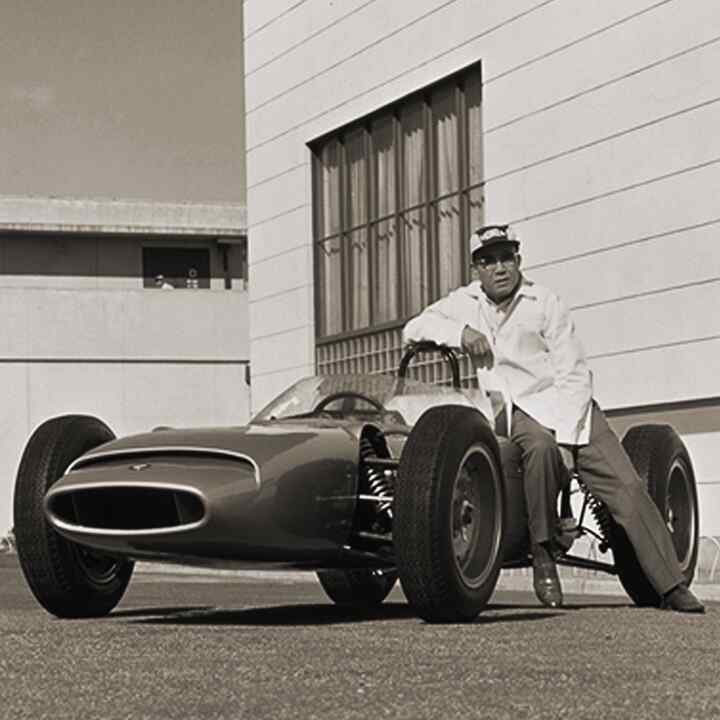 Archivaufnahme von Soichiro Honda mit dem ersten Formel-1-Fahrzeug.