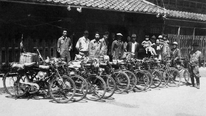 Einige der ersten Honda Mitarbeiter im Jahr 1948 vor der Fabrik in Hamamatsu.