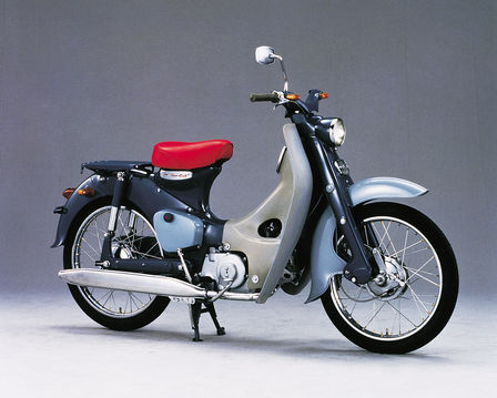 Seitenansicht der Honda Super Cub.