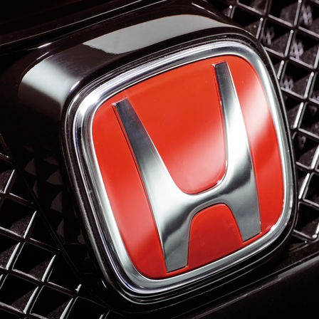 Nahaufnahme des roten Honda „H“-Logos.