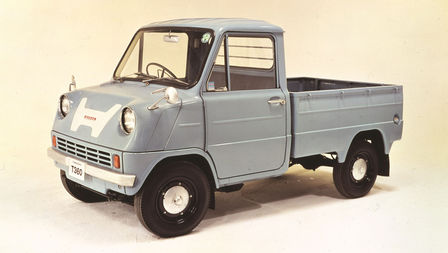 Dreiviertel-Vorderansicht eines Honda Lkw aus den 1960er Jahren.