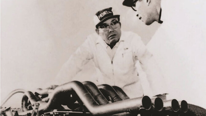 Soichiro Honda bei der Arbeit an einem Rennwagen.
