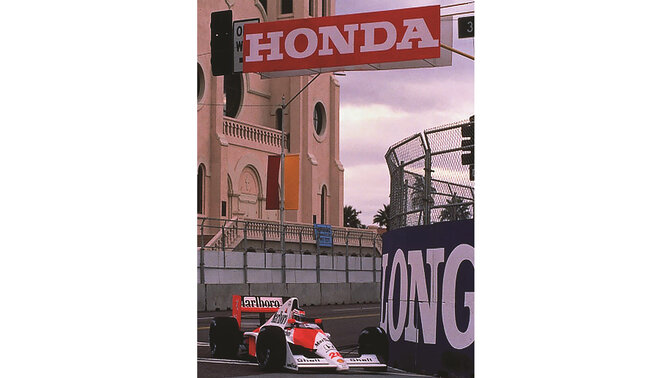 3/4-Frontansicht eines McLaren Honda Formel-1-Fahrzeugs auf der Strecke.
