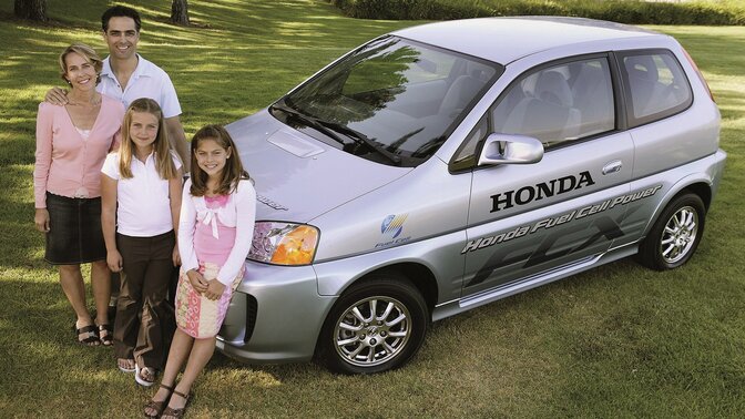 Die erste Familie, die einen Honda FCX kauft.