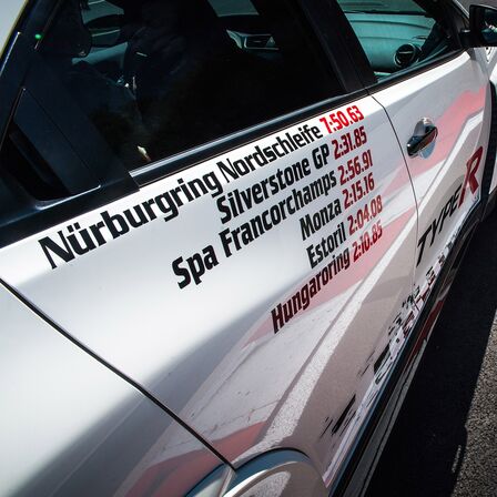 Nahaufnahme des Honda Civic Type R mit Rundenzeiten auf der Seite.