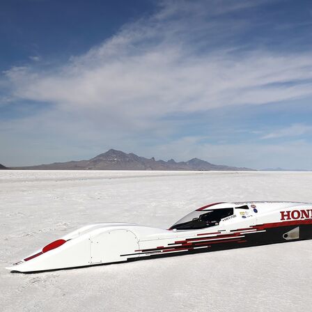 Der Honda S Dream Dreamliner in der Salzwüste von Utah.
