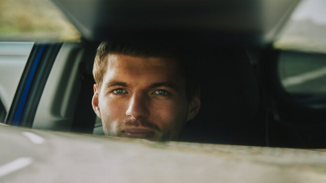 Max Verstappen, der in den Rückspiegel des ZR-V Hybrid-SUV blickt.
