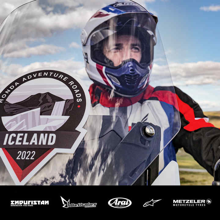 Mann auf einem Honda Motorrad in Island