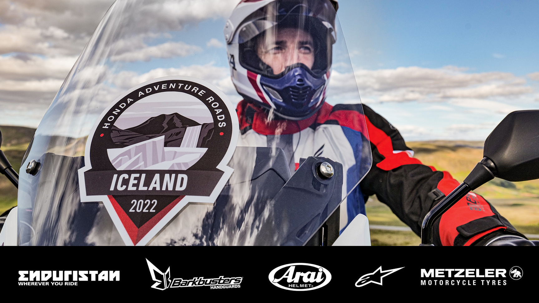 Mann auf einem Honda Motorrad in Island