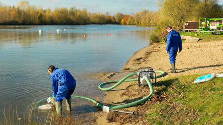 Schmutzwasserpumpe, von Modellen benutzt, an einem See.