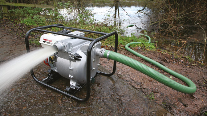 Nahaufnahme der Schmutzwasserpumpe im Einsatz.