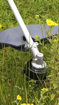 Nahaufnahme des Freischneiderkopfs, Gartenumgebung.