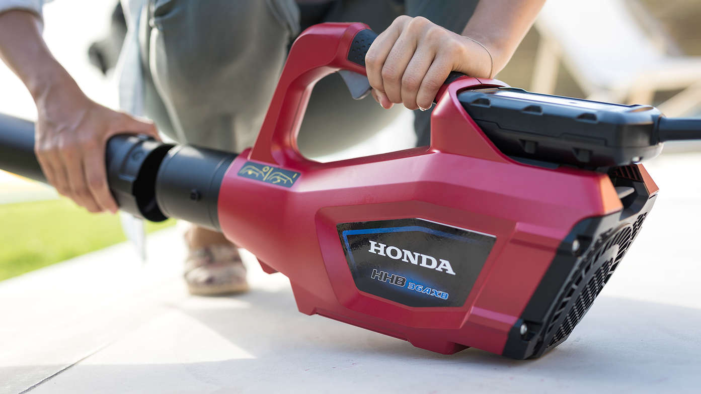 Close up with model changing the nozzle on Honda cordless leafblower.