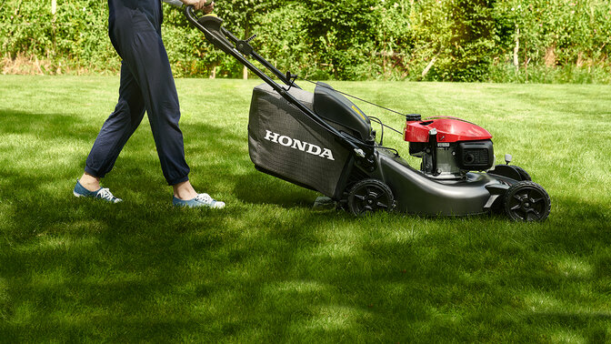  Honda HRN in einem Garten, Seitenansicht.