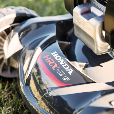 Honda HRX-Logo, Nahaufnahme von der Seite.
