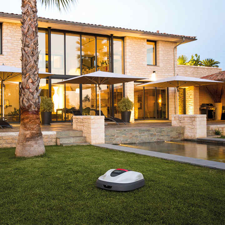 Miimo 310 auf einer Gartenfläche.