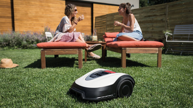 Dreiviertelansicht des Honda Miimo in einem Garten mit Personen im Hintergrund.