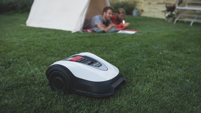 Dreiviertelansicht des Honda Miimo in einem Garten mit Personen im Hintergrund.