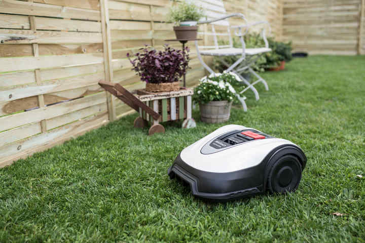 Nahaufnahme des Honda Miimo in einem Garten mit Möbeln im Hintergrund.