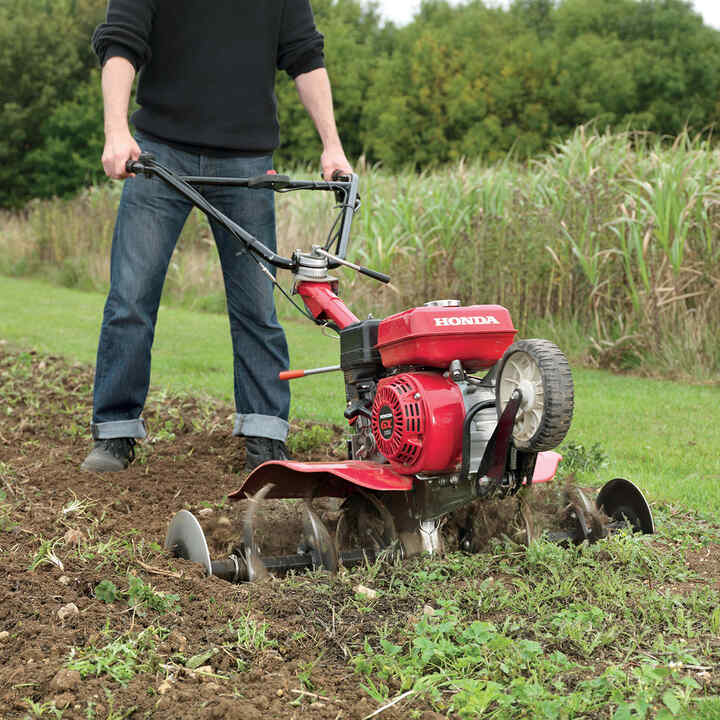 Kompakt-Motorhacken auf einem Feld.