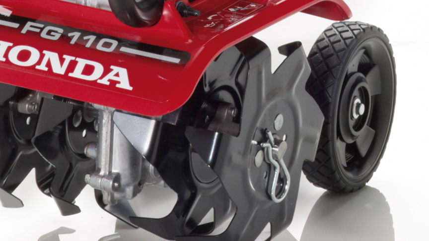 Honda Mikro-Motorhacken, Nahaufnahme, Fokus auf Räder.