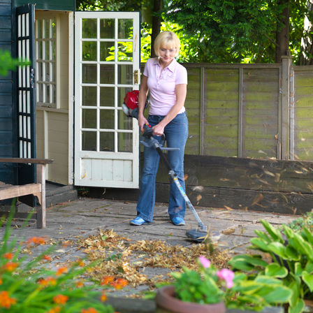 Honda Versatool mit Laubsaugeraufsatz, Einsatz nach Modell, Gartenumgebung.