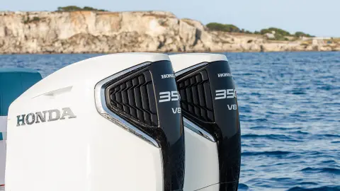 Nahaufnahme des BF350 auf dem Boot am Meer.