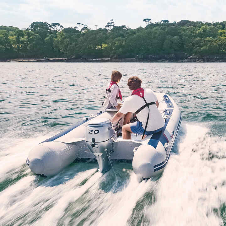 Nahaufnahme des BF15-20 Motors im Wasser mit Tauchern.