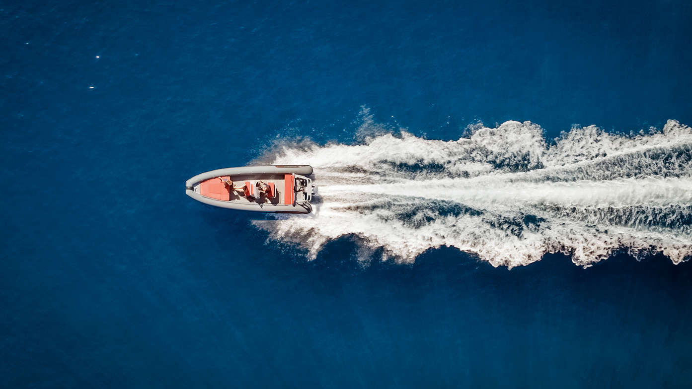 Honda Schlauchboot mit Außenborder, Aufnahme aus der Vogelperspektive.
