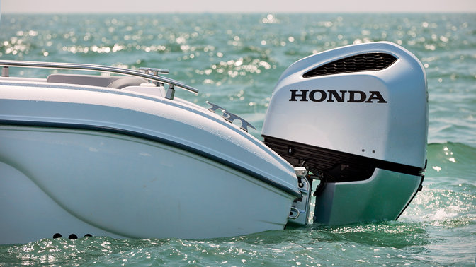 Boot mit Honda Außenborder, Seitenansicht.