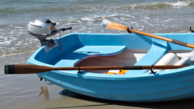 Boot mit Motor BF2.3, an der Küste