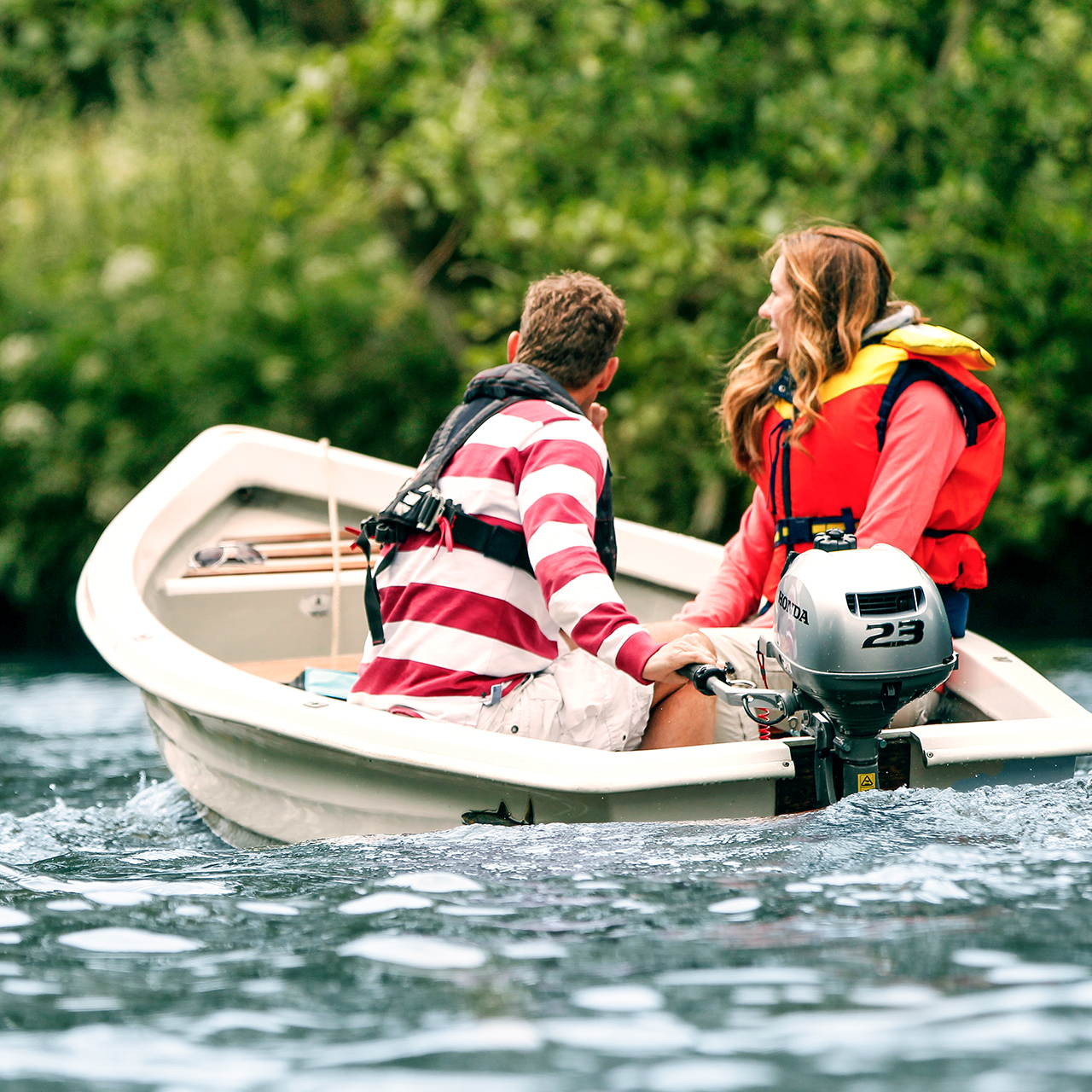 Zwei Personen in einem Boot mit dem BF2.3-Motor.
