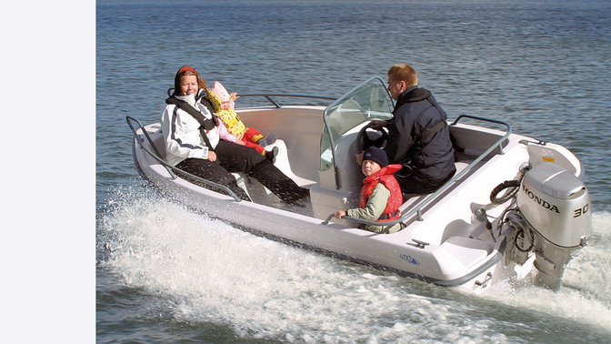 Boot mit BF30 Motor, Einsatz nach Modell, an der Küste