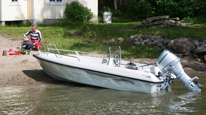 Boot mit Honda Motor, am See