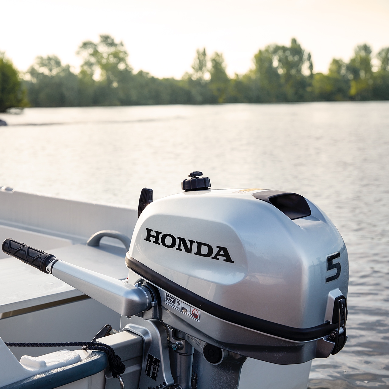 Honda BF5-Motor wird transportiert.