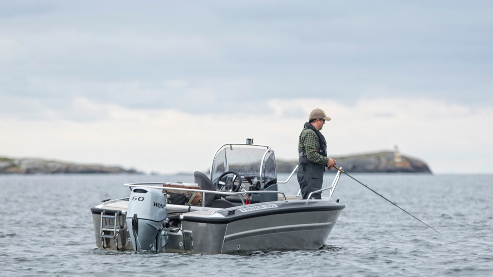 Zwei Männer beim Angeln auf einem Boot mit Honda BF60-Motor.