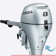 Nahaufnahme des BF8-Motors, Fokus auf dem einklappbaren Griff