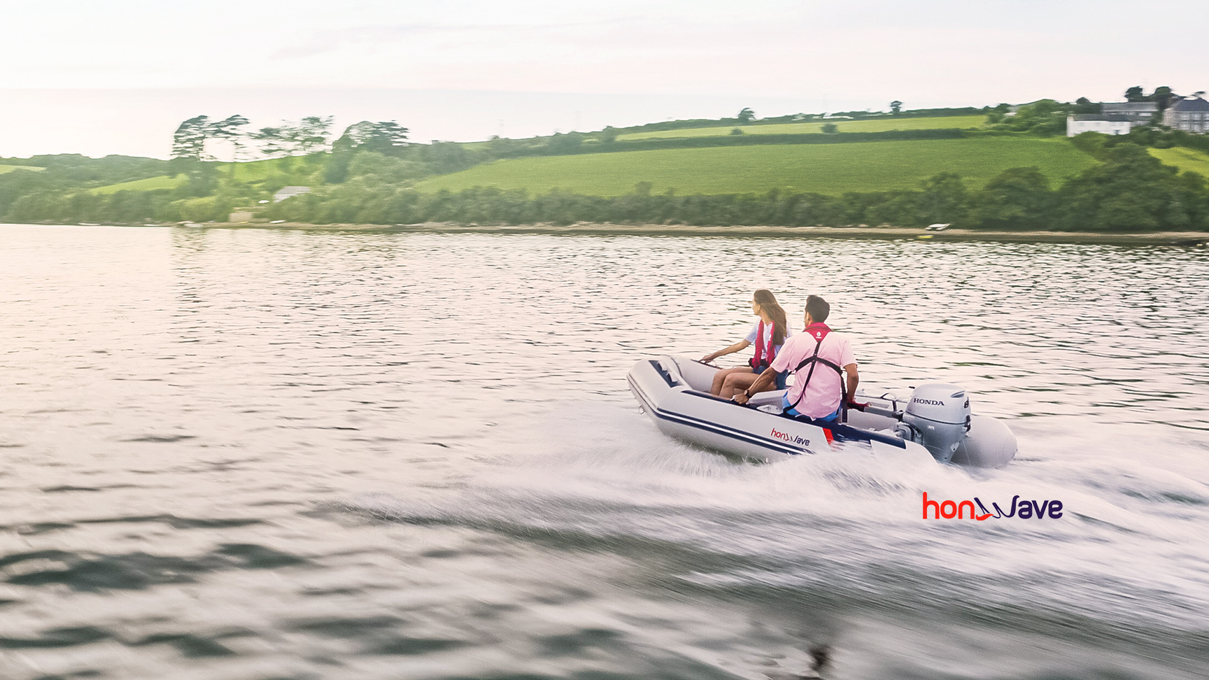 Pärchen auf einem Boot im offenen Wasser