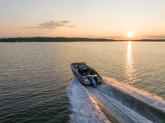 Luftaufnahme eines Bootes, das durch das Meer fährt.