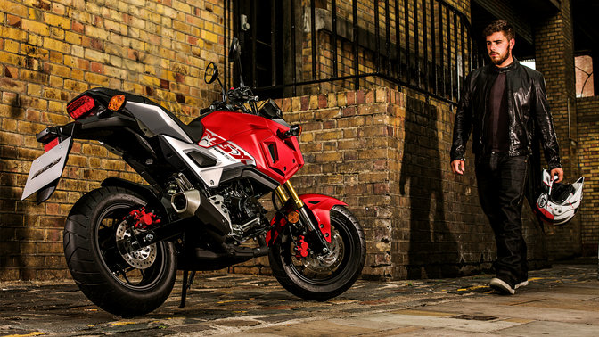 Honda MSX125 in einer Stadtlandschaft.