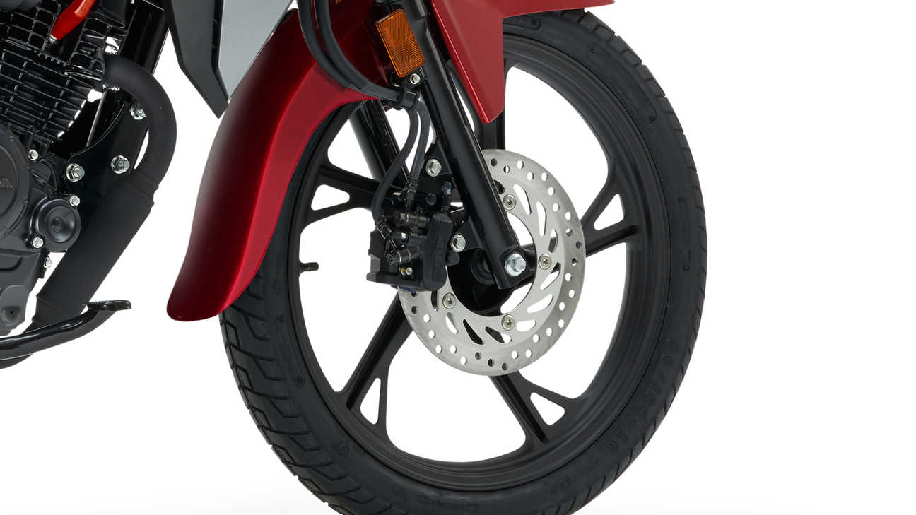 Honda CB125F in Rot, Studioaufnahme, Fokus auf Vorderrad und Bremse