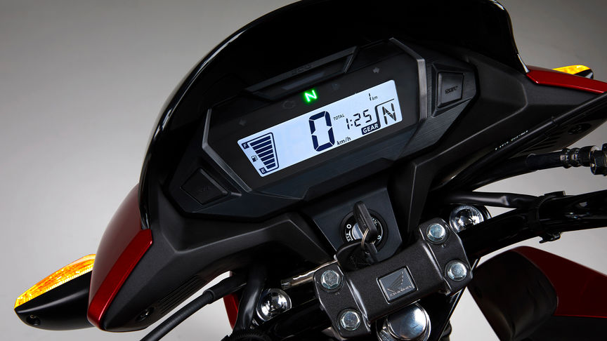 Honda CB125F in Rot, Studioaufnahme, Fokus auf dem intelligenten digitalen Cockpit