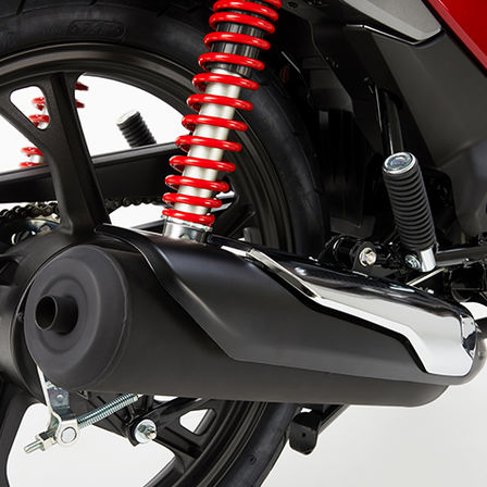 Honda CB125F in Rot, Studioaufnahme, Fokus auf dem Auspuffkrümmer